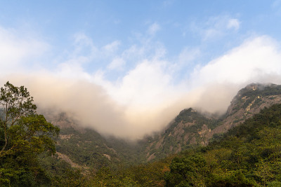 云漂浮在山顶上