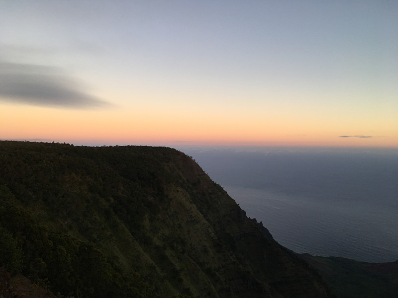 夏威夷考爱岛威美亚峡谷卡拉劳山谷的黎明。