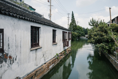 中国苏州，运河边的传统房屋