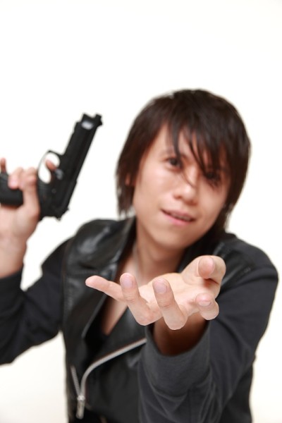 一个拿着手枪的人
