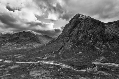 冬季的一天，在苏格兰高地Buachaille Etive Mor和周围的山脉和山谷中飞行的无人机史诗