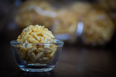 在碗里的甜泡饭团(也称为muri, porri)。Muri ball是印度次大陆著名的甜品，由Mur