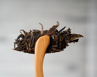 用竹钳挤压出的普洱茶
