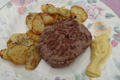 炸碎牛排配沙拉酱土豆法式食谱