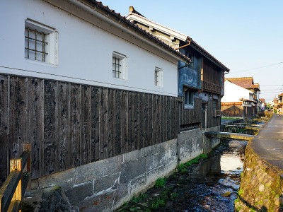 阳光明媚的清晨，仓吉白墙仓库(仓吉市内buki Tamagawa传统建筑保护区)的市容