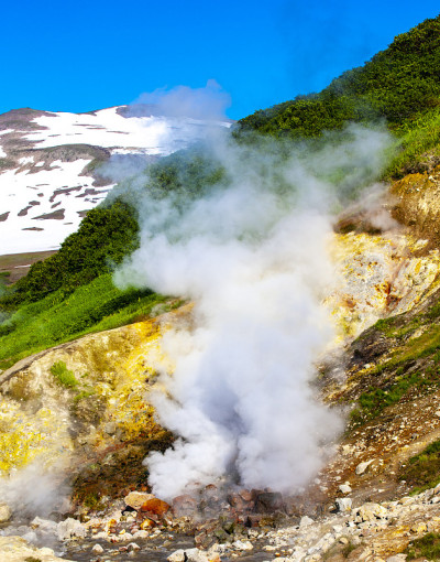 俄罗斯堪察加半岛穆特诺夫斯基火山附近的微型间歇泉谷