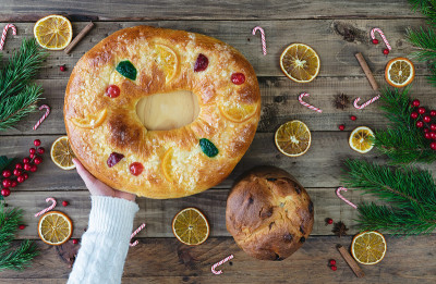 Roscón德雷耶斯和潘妮托妮在木制的基础上与圣诞装饰。副本的空间。国王的甜点和潘妮朵妮。典型的食物