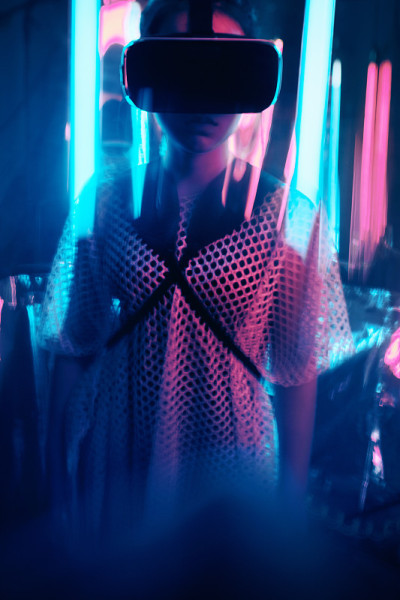 霓虹灯肖像的女孩在VR眼镜