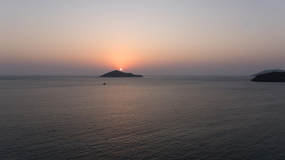 日出在海上和岛屿上