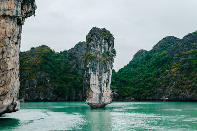 在越南下龙湾，岩石和当地渔船的风景