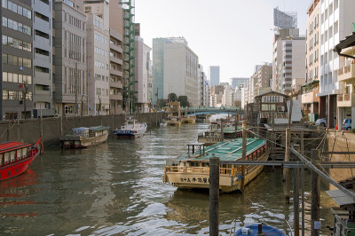 日本的船屋漂浮在河上