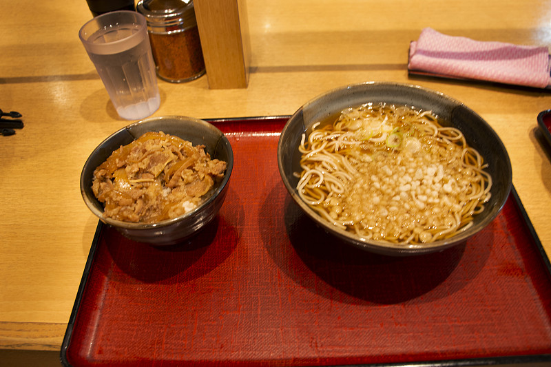 日式料理集肉炒饭或蒜炒饭，牛肉清汤拉面