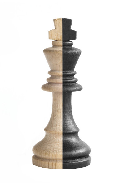 国际象棋之王在黑白背景下展现其对偶性