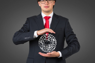 持有媒体图标的商人