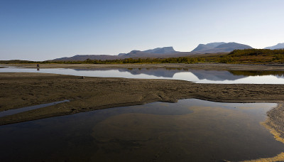 景观与Tornetrask湖和u型山谷Lapporten, Norrbotten，瑞典