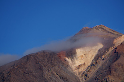 蓝天映衬下的火山