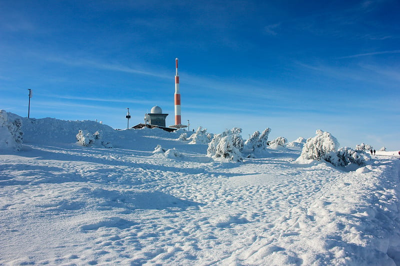 德国哈尔茨国家公园布莱肯山顶气象站上的积雪。雪天在山顶