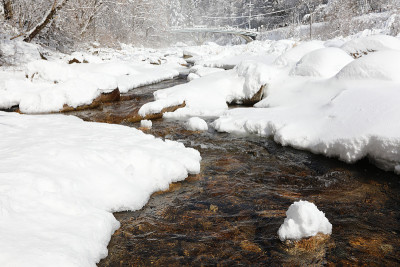 冰雪覆盖的冬季森林和小溪(荻田山国家公园，江原道，韩国)
