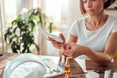 妇女用电动指甲锉锉指甲