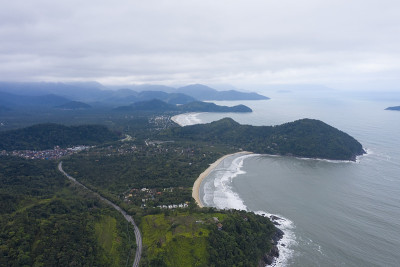 触摸托克格兰德海滩，Sao Sebastiao，巴西圣保罗，从上面看