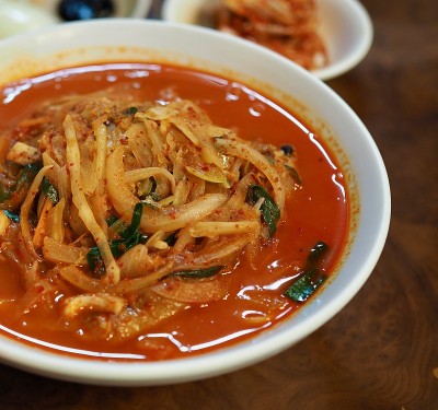 中式面条配蔬菜和海鲜，jjamppong