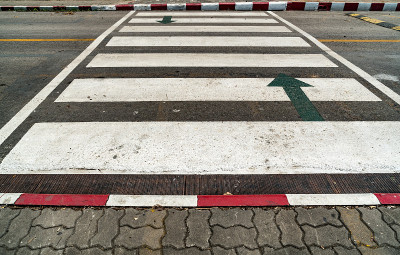 柏油路上的人行横道