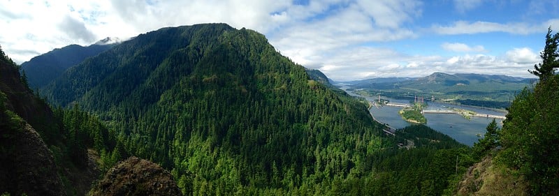 在俄勒冈州-博纳维尔大坝徒步旅行