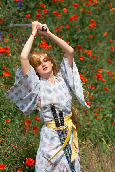 年轻的亚洲妇女在传统和服训练与武士刀技术