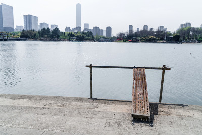 城市建筑和湖滨景观。