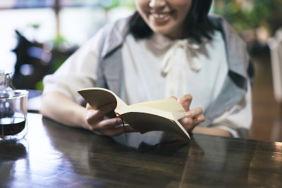 一个年轻的女人在室内看书