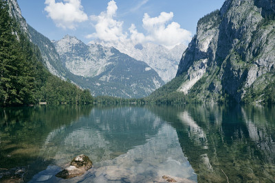 在巴伐利亚州Schoenau am Koenigssee的一个美丽的夏日，山景观和欧伯湖