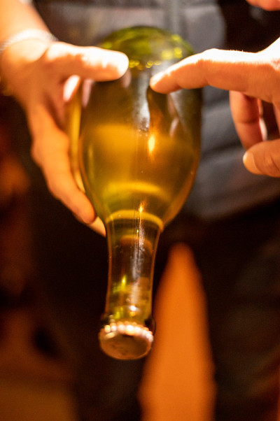 检查瓶中的酵母，香槟起泡酒生产在瓶中的货架，兰斯，香槟，法国