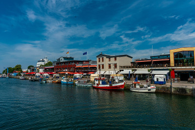 在Warnemünde的河边，五颜六色的餐馆和商店的全景