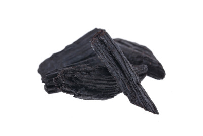 近距离微距拍摄琼脂木或沉香孤立在白色背景上燃烧它或为阿拉伯沉香油或Bakhoor香片
