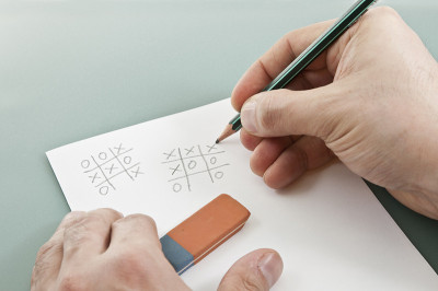 用右手写字的井字游戏