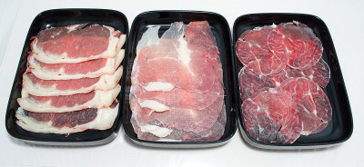 装在盘子里的牛肉。涮锅是日本的传统食物。