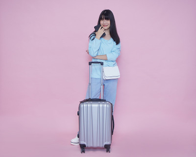 带着行李箱和智能手机的女人夏天旅行