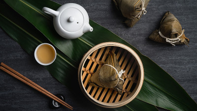 粽子粽子俯视图为端午黑黑的背景。