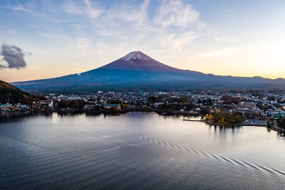 川口湖鸟瞰图，位于Fujikawaguchiko和Minobu边境，山ashi县南部靠近富士山，日本
