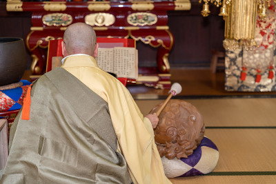 日本和尚在寺庙里祈祷