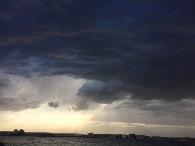 托雷维哈港的穆迪天空