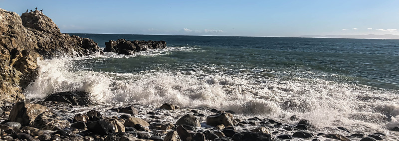 沿着帕洛斯佛得角有岩石，海湾和海滩的海岸线