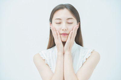 一位年轻女子正在检查她的皮肤状况