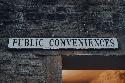 英国科茨沃尔德的一座建筑上的公共厕所(厕所)标志。