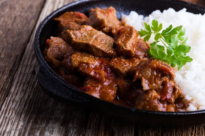 用铁锅炖牛肉配白米饭