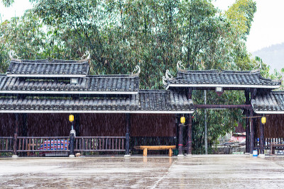 城阳村广场上的雨