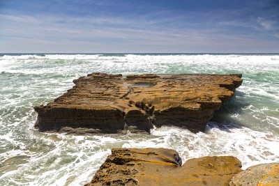 Torrey Pines州立海滩的Flat Rock