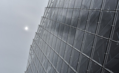 玻璃幕墙上的天空背景在雾
