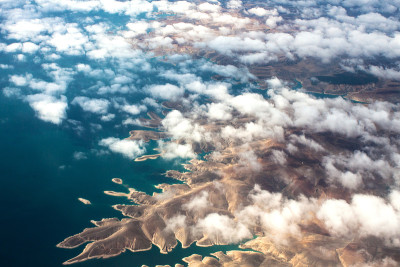 白云在海湾和海湾蓝色的海