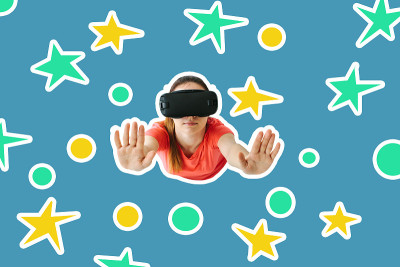 一个戴着虚拟现实眼镜的女孩在星空中飞翔。有创意的想法。”未来科技的概念。现代的成像技术